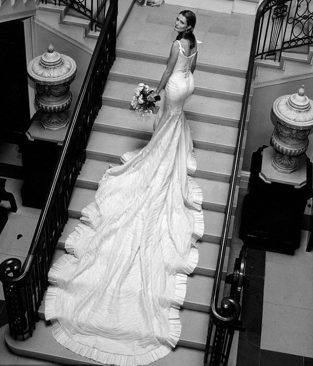 階段で撮るウェディングフォト♡お姫様の登場の瞬間です♪にて紹介している画像