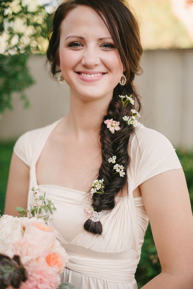 Achieve *Rapunzel-Inspired Bride Hair*: A Collection of Cute Hairstyles with Fishbone Braids and Flowers♡にて紹介している画像