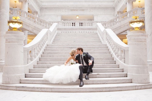 階段で撮るウェディングフォト♡お姫様の登場の瞬間です♪にて紹介している画像