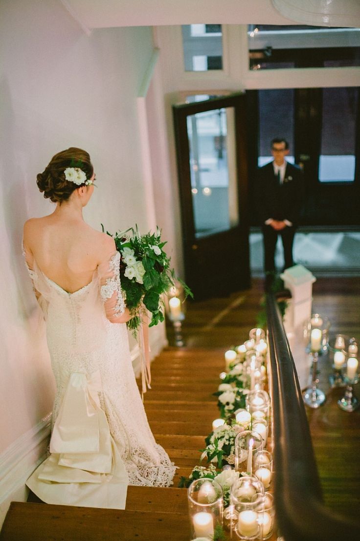 階段で撮るウェディングフォト♡お姫様の登場の瞬間です♪にて紹介している画像
