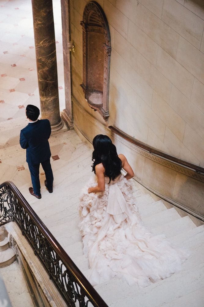 階段で撮るウェディングフォト♡お姫様の登場の瞬間です♪にて紹介している画像