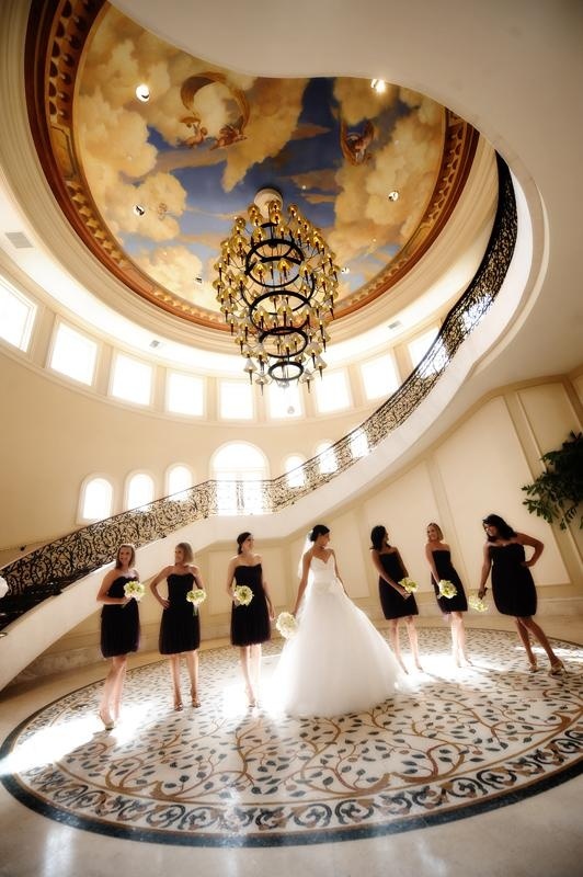 階段で撮るウェディングフォト♡お姫様の登場の瞬間です♪にて紹介している画像