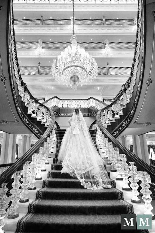 階段で撮るウェディングフォト♡お姫様の登場の瞬間です♪にて紹介している画像