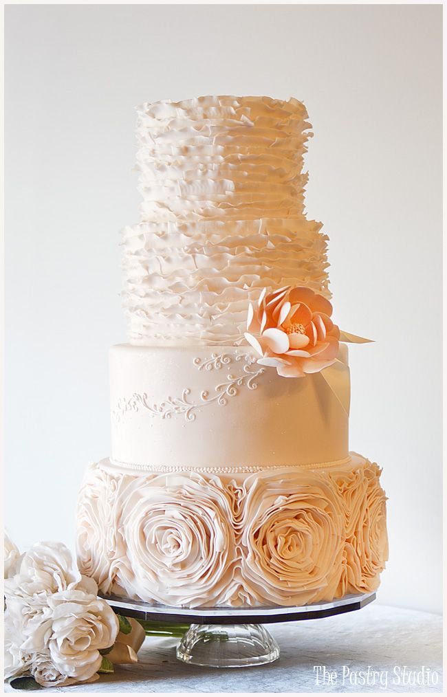 生クリームがお花畑みたい！可愛すぎる〔お花しぼり〕デコレーションのウェディングケーキ8選♡にて紹介している画像