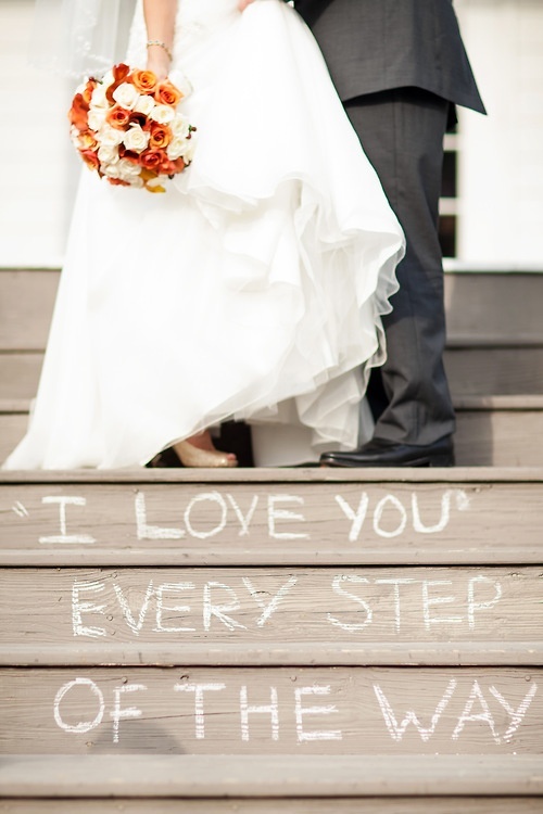 階段で撮るウェディングフォト♡お姫様の登場の瞬間です♪にて紹介している画像