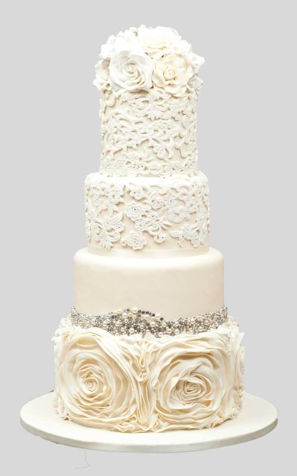 生クリームがお花畑みたい！可愛すぎる〔お花しぼり〕デコレーションのウェディングケーキ8選♡にて紹介している画像