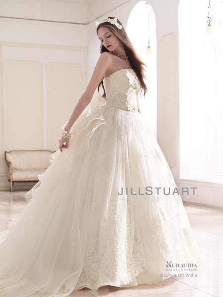 "Must-Try on! 5 Popular Wedding Dress Brands for Your Special Request ♡"にて紹介している画像