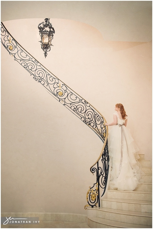 階段で撮るウェディングフォト♡お姫様の登場の瞬間です♪にて紹介している画像