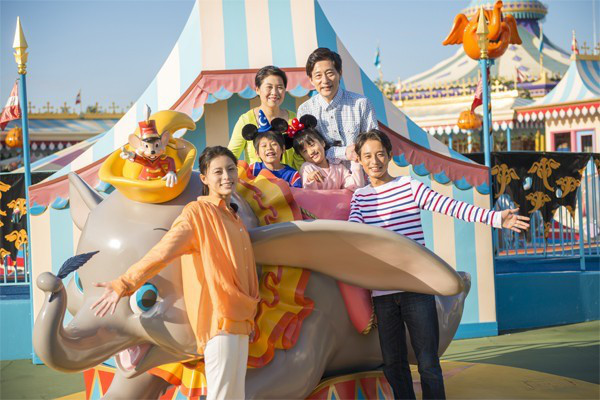 "Hurry Up! Capture Magical Moments with Professional Photographers at TDL - 'Disney Photo Tour' Available Until December 25th!"にて紹介している画像