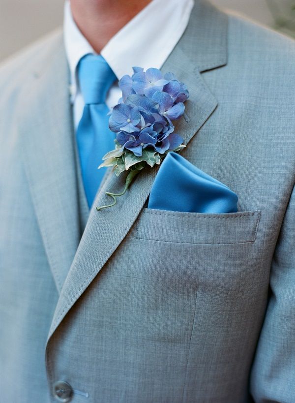 So Lovey-Dovey It's Envy-Inducing♡ A Wonderful Touch: Grooms Wearing Something Blue Together!にて紹介している画像
