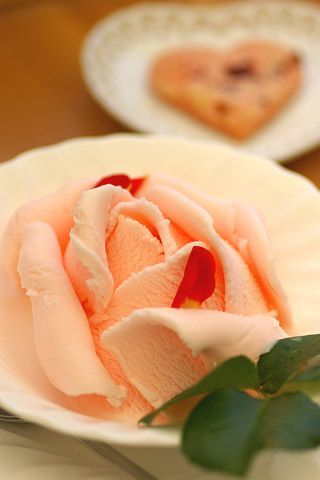 The Most Romantic Way to Eat an Apple: Let's Make Rose-Shaped Apple Pie! ❤️にて紹介している画像