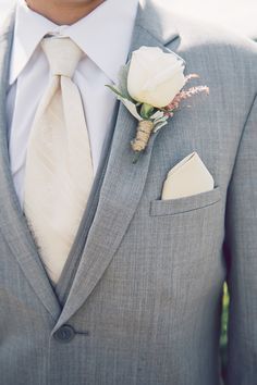 So Lovey-Dovey It's Envy-Inducing♡ A Wonderful Touch: Grooms Wearing Something Blue Together!にて紹介している画像