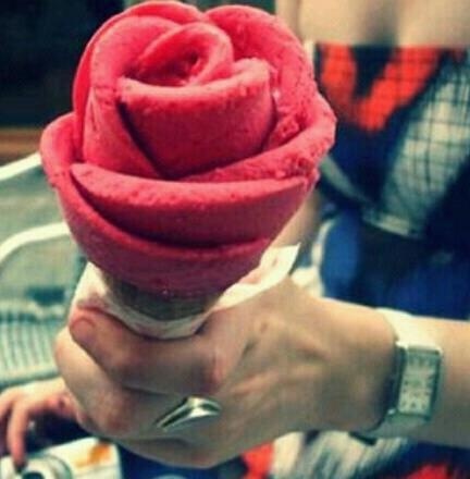 The Most Romantic Way to Eat an Apple: Let's Make Rose-Shaped Apple Pie! ❤️にて紹介している画像