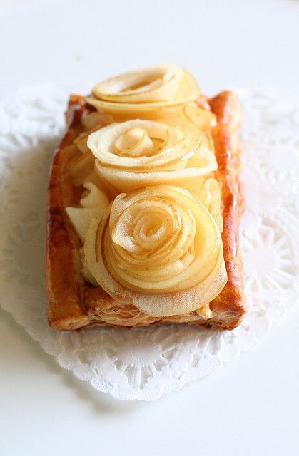 The Most Romantic Way to Eat an Apple: Let's Make Rose-Shaped Apple Pie! ❤️にて紹介している画像
