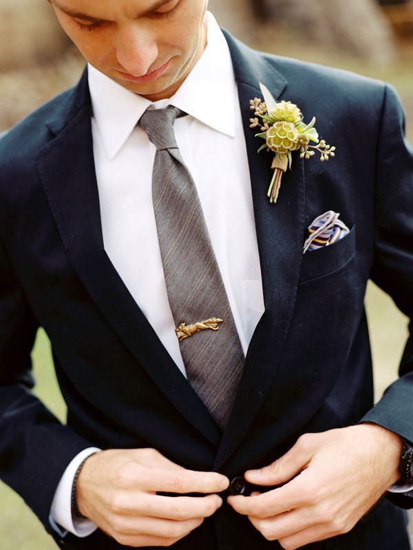 So Lovey-Dovey It's Envy-Inducing♡ A Wonderful Touch: Grooms Wearing Something Blue Together!にて紹介している画像