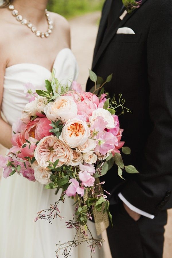 Tips for Matching Your Bouquet to Your Dress: A Collection of the Best Coordinations! ♡にて紹介している画像