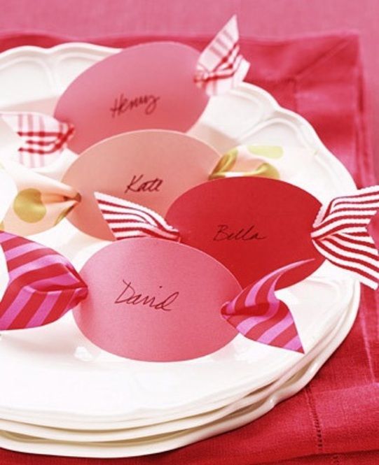 〔DIY〕先輩花嫁さんに学ぶ！インスタで見つけた可愛すぎる手作り席札アイデア10選♡にて紹介している画像