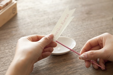 〔DIY〕先輩花嫁さんに学ぶ！インスタで見つけた可愛すぎる手作り席札アイデア10選♡にて紹介している画像