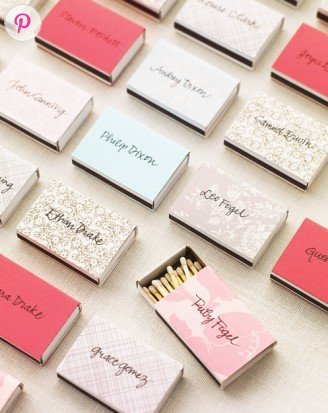 〔DIY〕先輩花嫁さんに学ぶ！インスタで見つけた可愛すぎる手作り席札アイデア10選♡にて紹介している画像