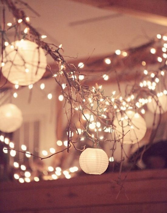 "Welcome in Sparkling Light: 10 Beautiful Ways to Decorate Your Space with Fairy Lights*"にて紹介している画像