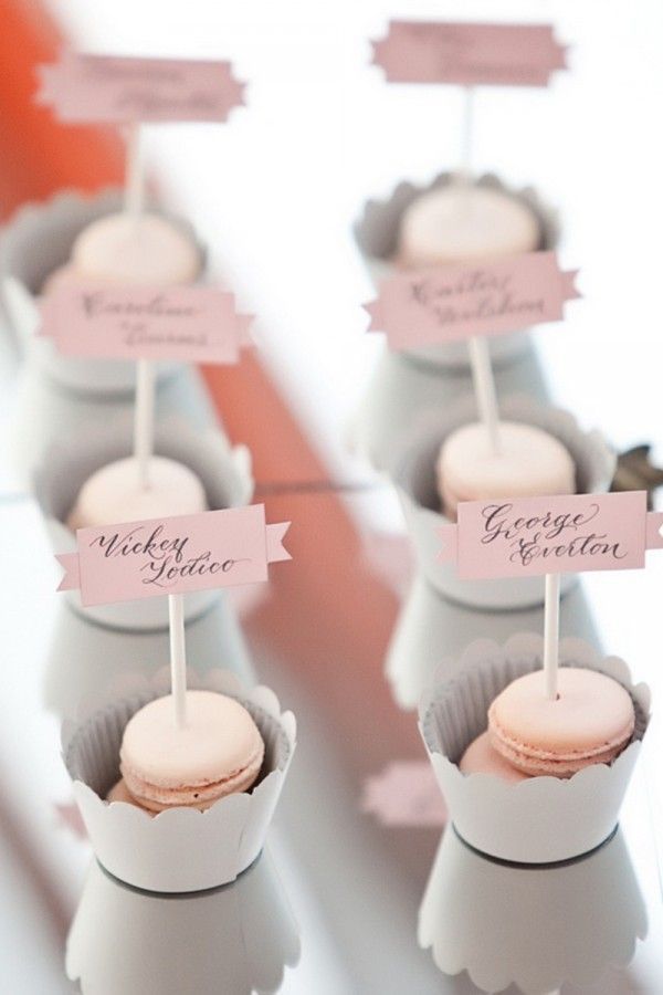 "Start Your Party with a Touch of Fun: Handing Out 'Escort Cards' for an Elegant Overseas Wedding Vibe!"にて紹介している画像