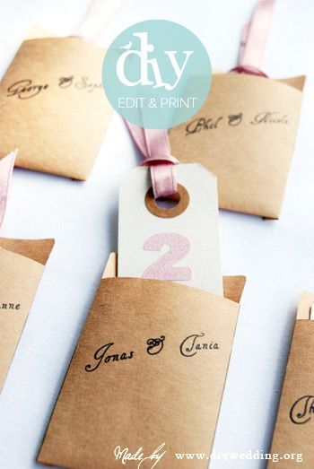 "Start Your Party with a Touch of Fun: Handing Out 'Escort Cards' for an Elegant Overseas Wedding Vibe!"にて紹介している画像