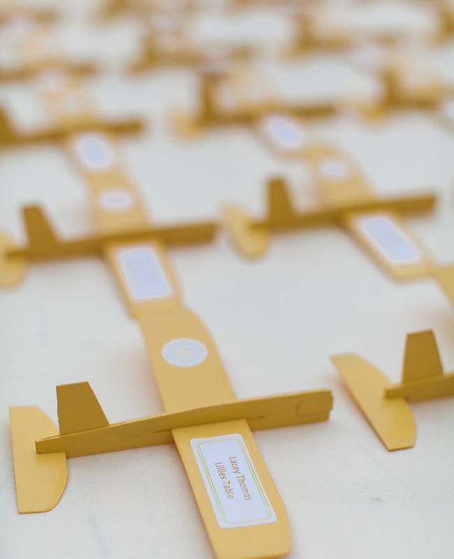 "Start Your Party with a Touch of Fun: Handing Out 'Escort Cards' for an Elegant Overseas Wedding Vibe!"にて紹介している画像