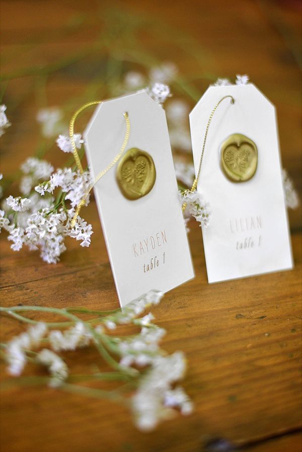 "Start Your Party with a Touch of Fun: Handing Out 'Escort Cards' for an Elegant Overseas Wedding Vibe!"にて紹介している画像