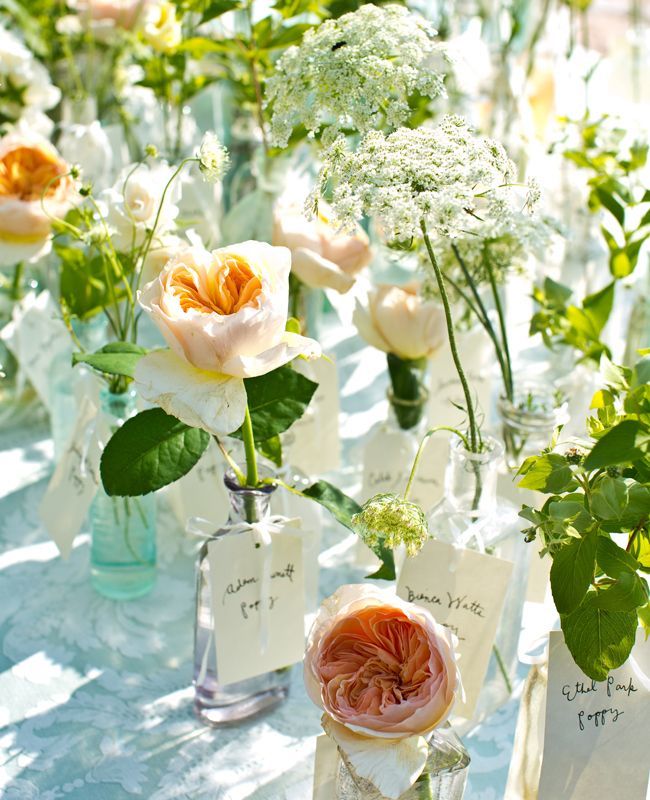 "Start Your Party with a Touch of Fun: Handing Out 'Escort Cards' for an Elegant Overseas Wedding Vibe!"にて紹介している画像