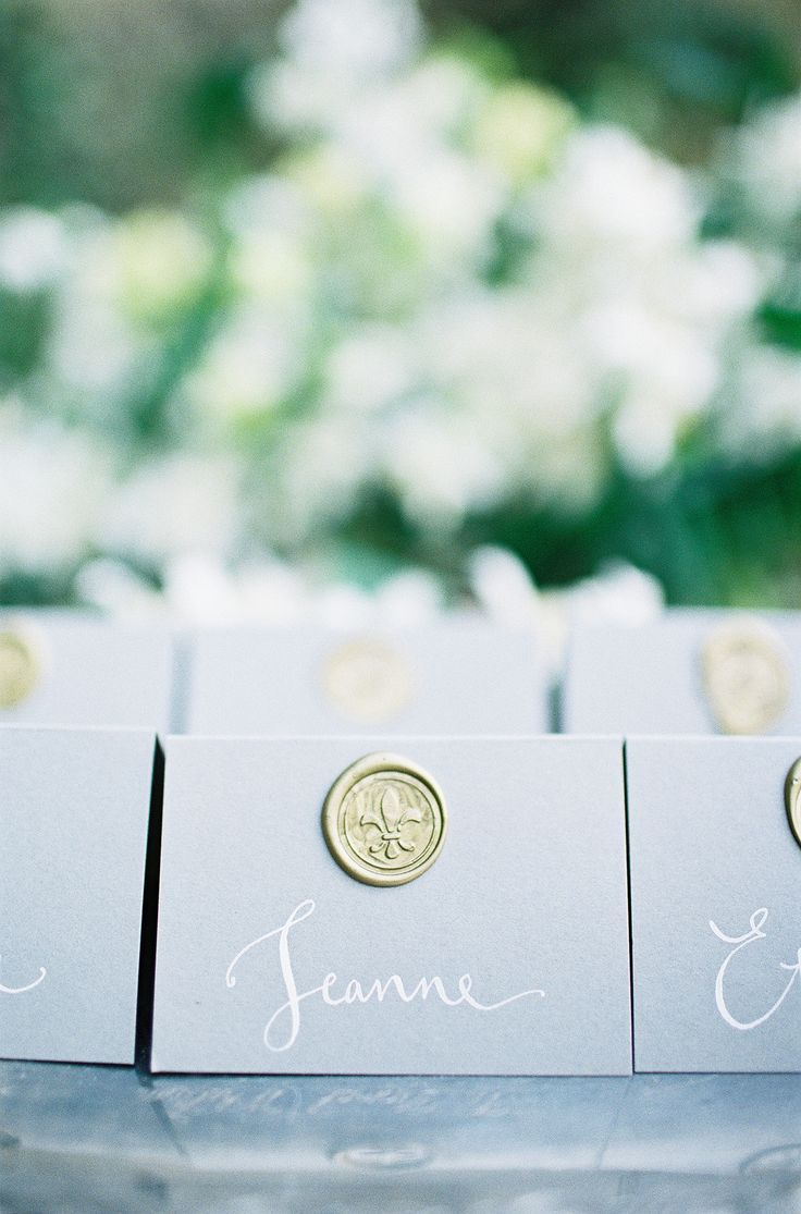 "Start Your Party with a Touch of Fun: Handing Out 'Escort Cards' for an Elegant Overseas Wedding Vibe!"にて紹介している画像