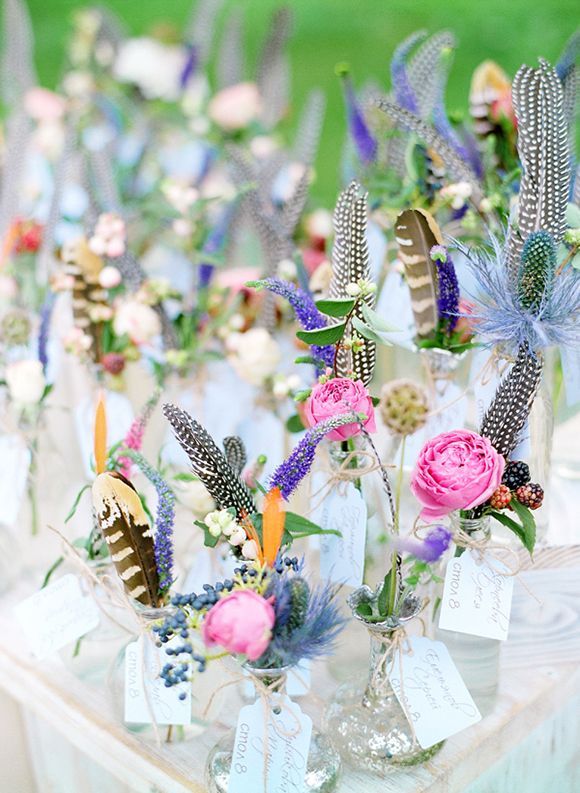 "Start Your Party with a Touch of Fun: Handing Out 'Escort Cards' for an Elegant Overseas Wedding Vibe!"にて紹介している画像