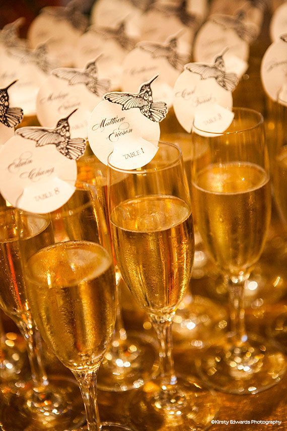 "Start Your Party with a Touch of Fun: Handing Out 'Escort Cards' for an Elegant Overseas Wedding Vibe!"にて紹介している画像