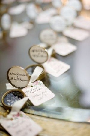 "Start Your Party with a Touch of Fun: Handing Out 'Escort Cards' for an Elegant Overseas Wedding Vibe!"にて紹介している画像