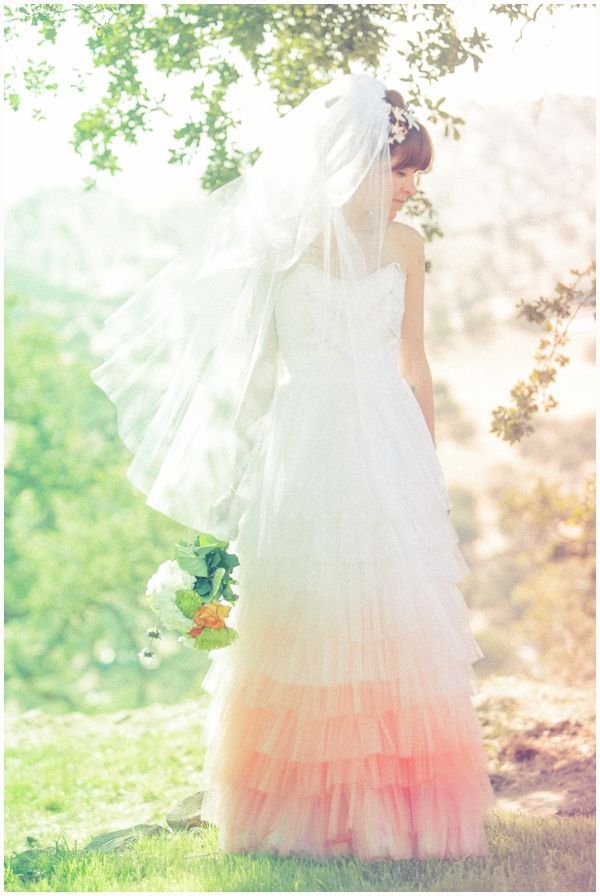 Falling in Love with Gradients: A Collection of Wedding Ideas Inspired by Ombré ♡にて紹介している画像