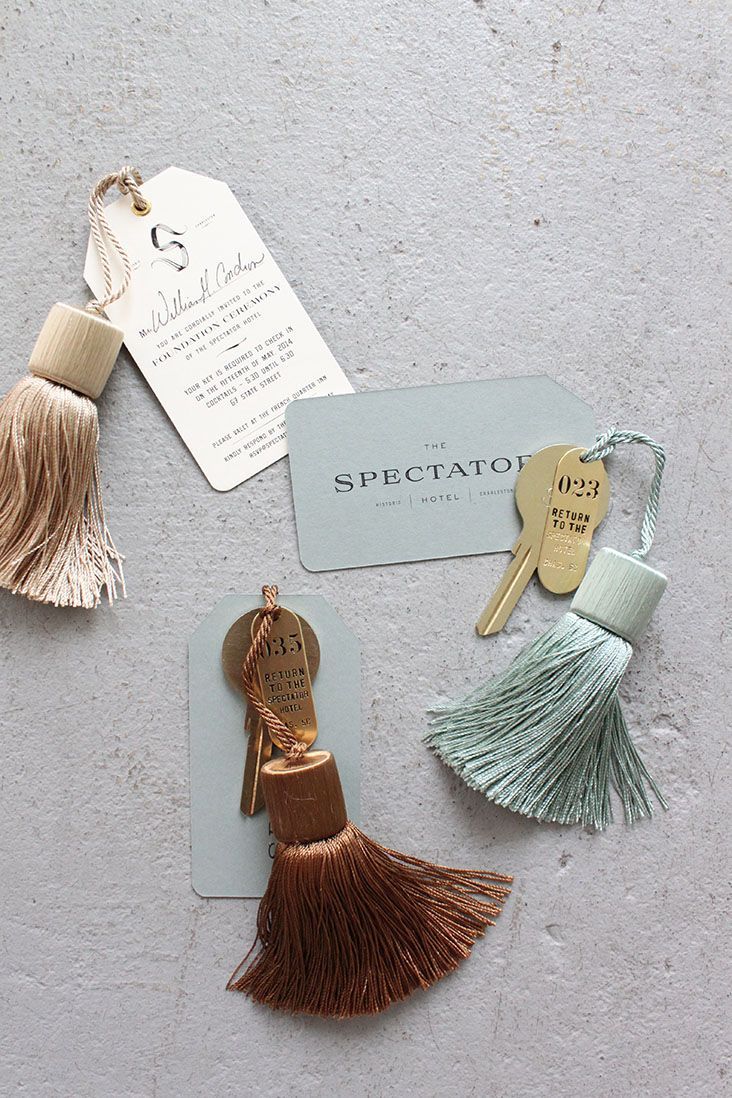 "Start Your Party with a Touch of Fun: Handing Out 'Escort Cards' for an Elegant Overseas Wedding Vibe!"にて紹介している画像