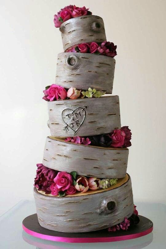 "Unseen Designs! A Collection of 'Stump Cake' Designs Perfect for a Cozy Natural Wedding"にて紹介している画像