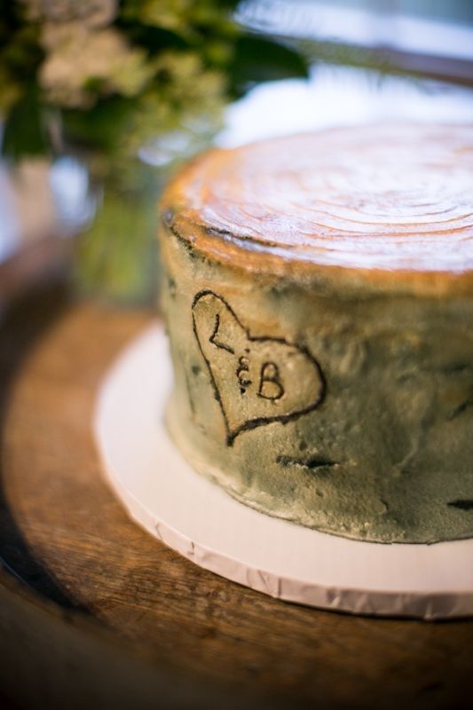 "Unseen Designs! A Collection of 'Stump Cake' Designs Perfect for a Cozy Natural Wedding"にて紹介している画像
