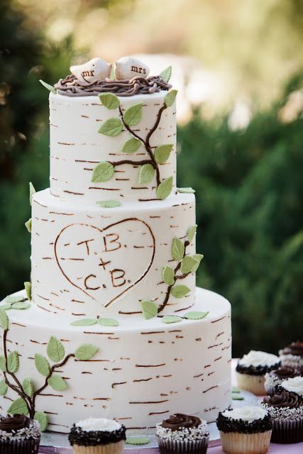 "Unseen Designs! A Collection of 'Stump Cake' Designs Perfect for a Cozy Natural Wedding"にて紹介している画像