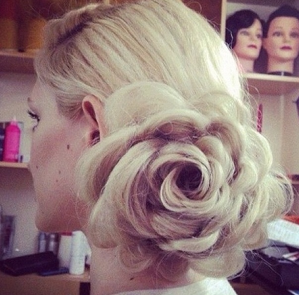 Creating Roses with Hair! A Gorgeous and Cute Hairstyle Arrangement ♡にて紹介している画像