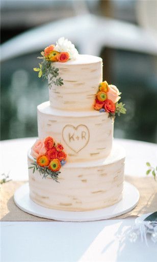 "Unseen Designs! A Collection of 'Stump Cake' Designs Perfect for a Cozy Natural Wedding"にて紹介している画像