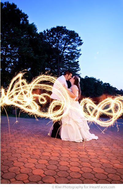 "Radiant Love: 4 Enchanting Wedding Photo Ideas Using 'Light' for Stunning Night Shots ♡"にて紹介している画像