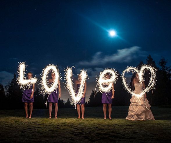 "Radiant Love: 4 Enchanting Wedding Photo Ideas Using 'Light' for Stunning Night Shots ♡"にて紹介している画像