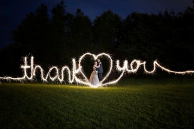 "Radiant Love: 4 Enchanting Wedding Photo Ideas Using 'Light' for Stunning Night Shots ♡"にて紹介している画像