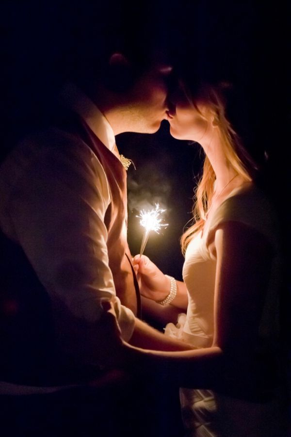 "Radiant Love: 4 Enchanting Wedding Photo Ideas Using 'Light' for Stunning Night Shots ♡"にて紹介している画像
