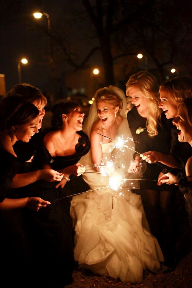 "Radiant Love: 4 Enchanting Wedding Photo Ideas Using 'Light' for Stunning Night Shots ♡"にて紹介している画像