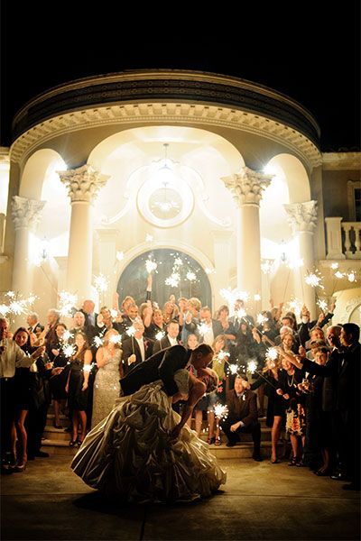 "Radiant Love: 4 Enchanting Wedding Photo Ideas Using 'Light' for Stunning Night Shots ♡"にて紹介している画像