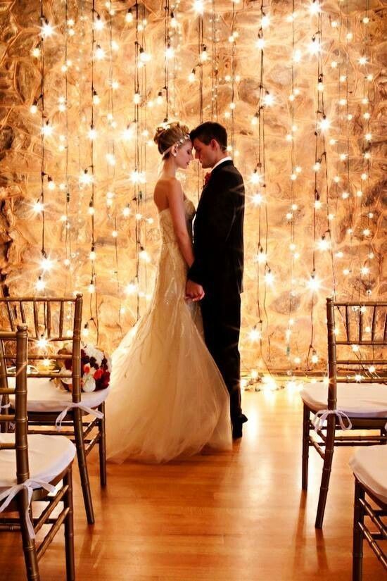 "Radiant Love: 4 Enchanting Wedding Photo Ideas Using 'Light' for Stunning Night Shots ♡"にて紹介している画像