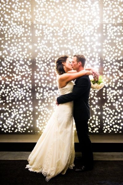 "Radiant Love: 4 Enchanting Wedding Photo Ideas Using 'Light' for Stunning Night Shots ♡"にて紹介している画像