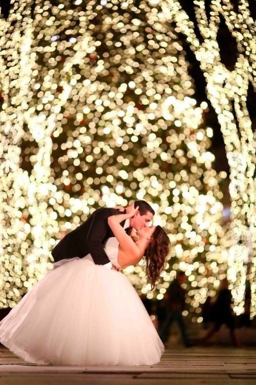 "Radiant Love: 4 Enchanting Wedding Photo Ideas Using 'Light' for Stunning Night Shots ♡"にて紹介している画像
