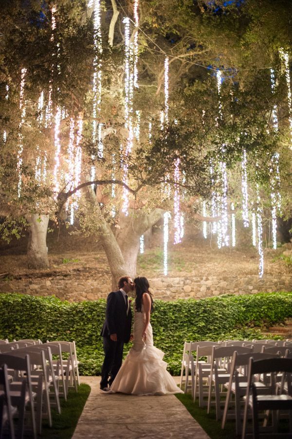 "Radiant Love: 4 Enchanting Wedding Photo Ideas Using 'Light' for Stunning Night Shots ♡"にて紹介している画像